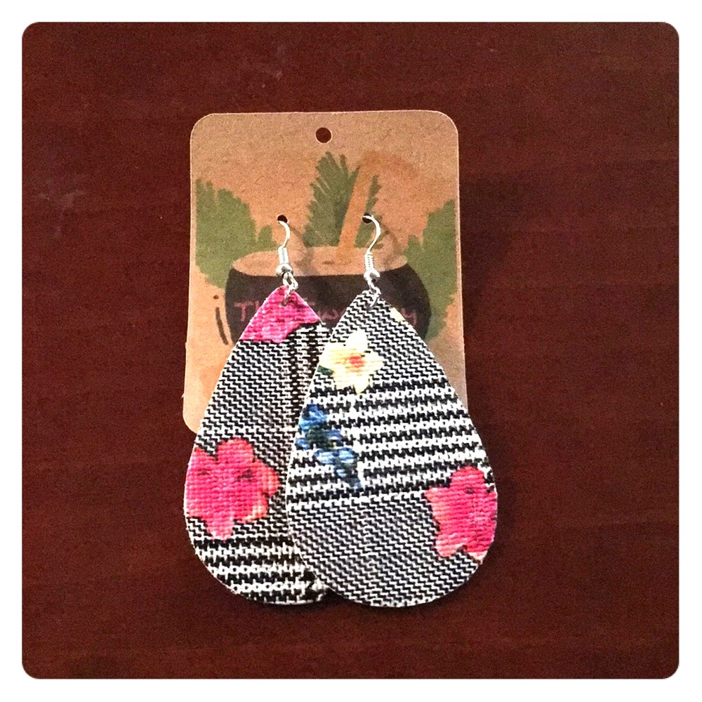 💥3/$15💥Plaid Teardrop Earrings with Flowers‎